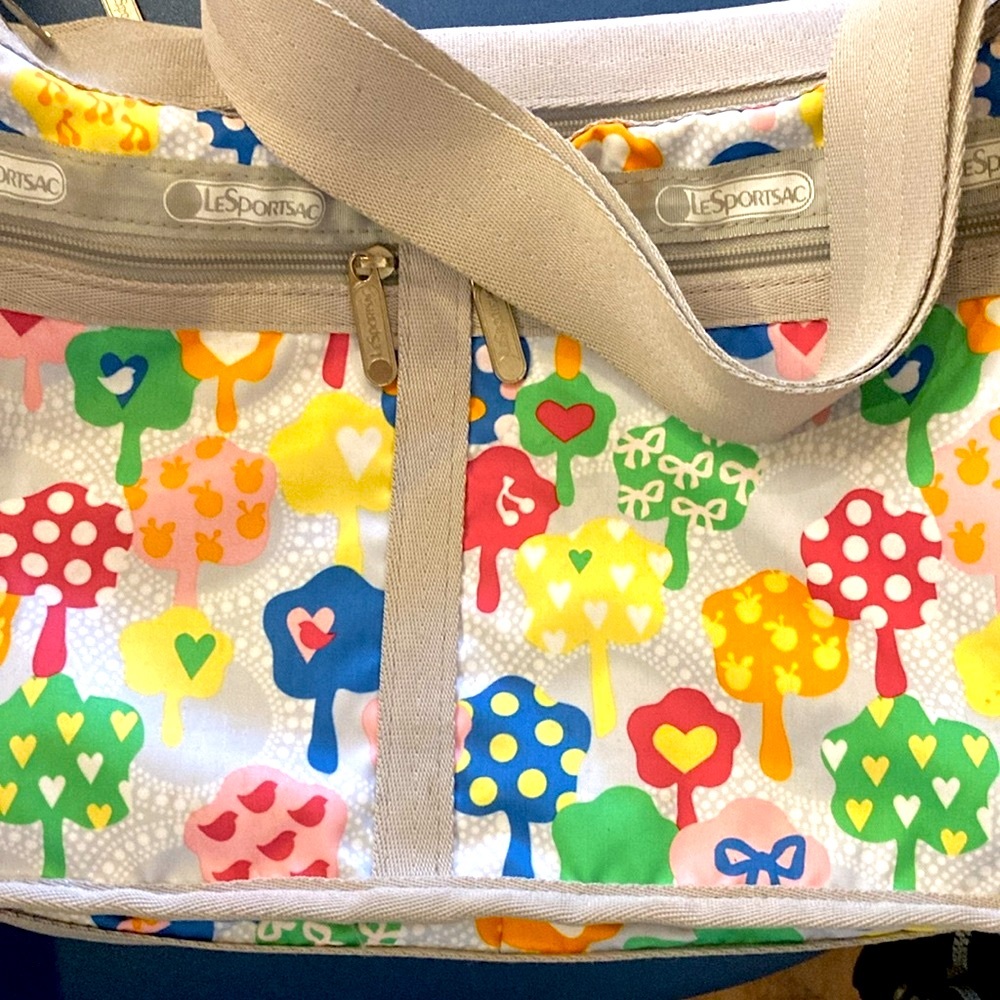 LeSportsac Multicolor Heart and Tree Print Bag. Excellent Condition - Picture 4 of 7